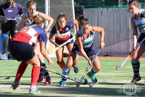 Melisa Saiz intenta salir jugando ante el asedio de las jugadores de CUDS. (Foto: Carlos De Vita)